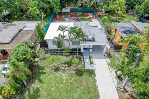 Villa ou maison à louer à North Miami, Floride: 2 chambres, 113.34 m2 № 1997523 - photo 4