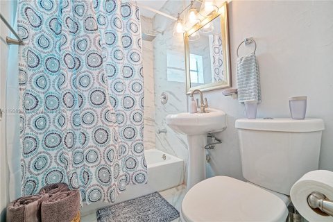 Villa ou maison à louer à North Miami, Floride: 2 chambres, 113.34 m2 № 1997523 - photo 11