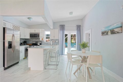 Villa ou maison à louer à North Miami, Floride: 2 chambres, 113.34 m2 № 1997523 - photo 7