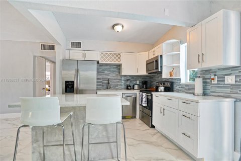 Villa ou maison à louer à North Miami, Floride: 2 chambres, 113.34 m2 № 1997523 - photo 8