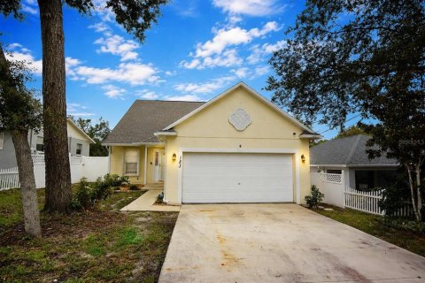 House in Tarpon Springs, Florida 3 bedrooms, 139.17 sq.m. № 2289948