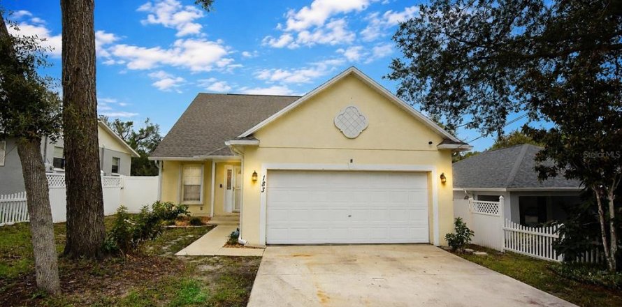 Villa ou maison à Tarpon Springs, Floride 3 chambres, 139.17 m2 № 2289948