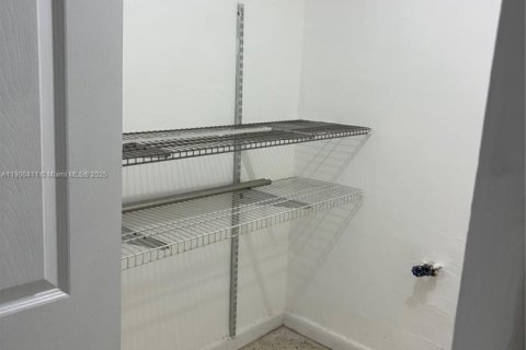Apartamento en alquiler en Hialeah, Florida, 2 dormitorios, 111.48 m2 № 1951955 - foto 20