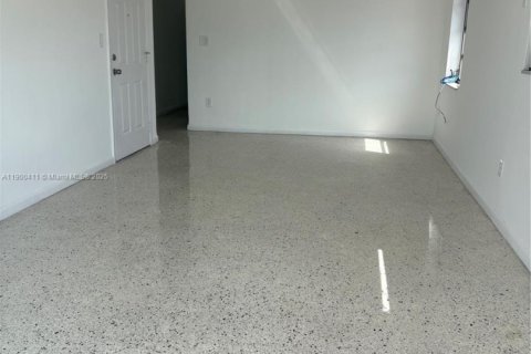 Apartamento en alquiler en Hialeah, Florida, 2 dormitorios, 111.48 m2 № 1951955 - foto 6