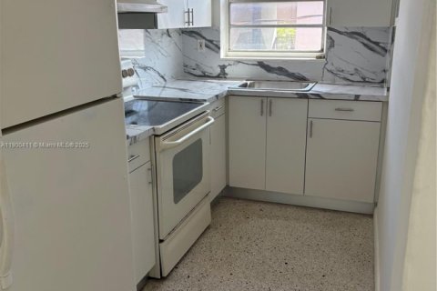 Apartamento en alquiler en Hialeah, Florida, 2 dormitorios, 111.48 m2 № 1951955 - foto 10