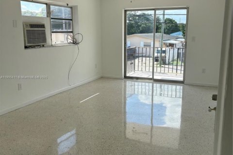 Apartamento en alquiler en Hialeah, Florida, 2 dormitorios, 111.48 m2 № 1951955 - foto 4