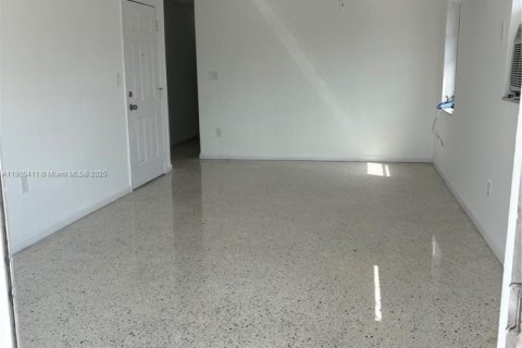 Apartamento en alquiler en Hialeah, Florida, 2 dormitorios, 111.48 m2 № 1951955 - foto 5