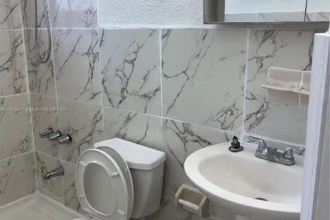 Apartamento en alquiler en Hialeah, Florida, 2 dormitorios, 111.48 m2 № 1951955 - foto 13