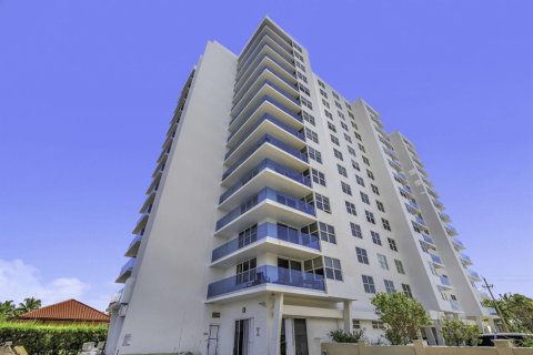 Condo in Pompano Beach, Florida, 2 bedrooms № 2081795 - photo 3