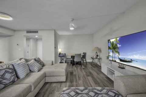 Condo in Pompano Beach, Florida, 2 bedrooms № 2081795 - photo 9