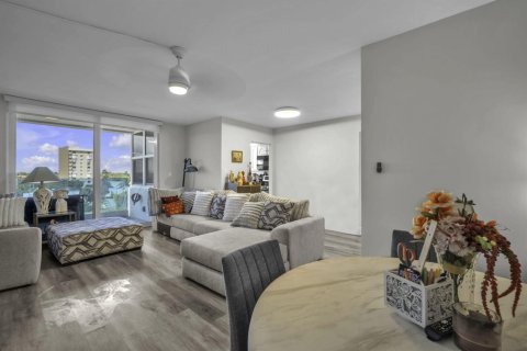 Condo in Pompano Beach, Florida, 2 bedrooms № 2081795 - photo 6