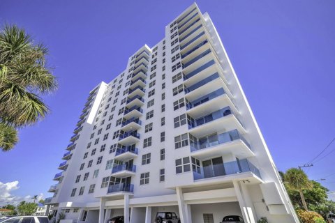 Condo in Pompano Beach, Florida, 2 bedrooms № 2081795 - photo 2