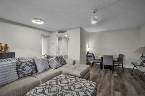 Condo in Pompano Beach, Florida, 2 bedrooms № 2081795 - photo 10