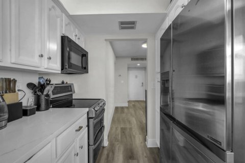 Condo in Pompano Beach, Florida, 2 bedrooms № 2081795 - photo 15