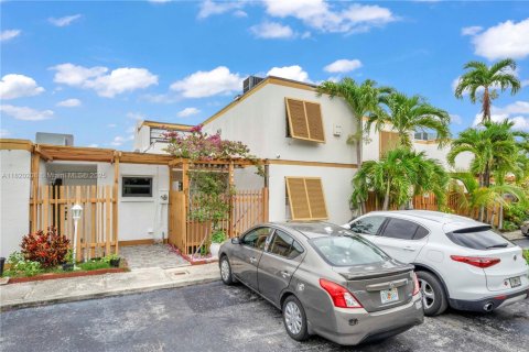 Touwnhouse à vendre à Miami, Floride: 3 chambres, 171.96 m2 № 1779645 - photo 1