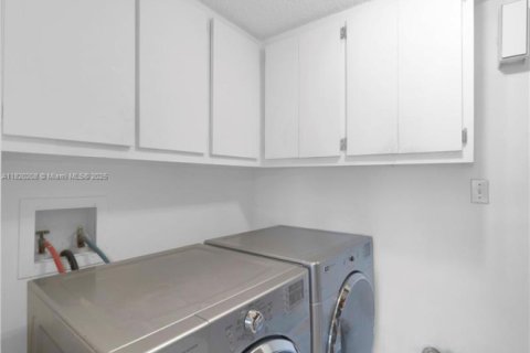 Touwnhouse à vendre à Miami, Floride: 3 chambres, 171.96 m2 № 1779645 - photo 9