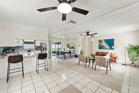 House in Tampa, Florida 3 bedrooms, 115.94 sq.m. № 2393821 - photo 5