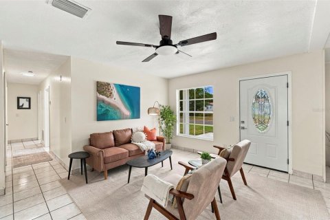 House in Tampa, Florida 3 bedrooms, 115.94 sq.m. № 2393821 - photo 3