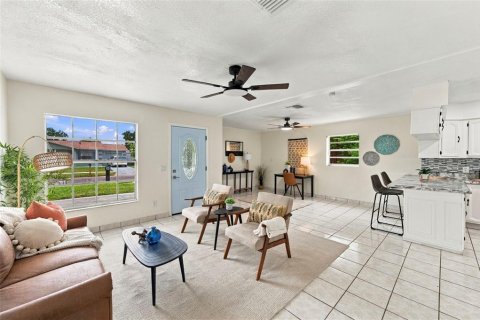 House in Tampa, Florida 3 bedrooms, 115.94 sq.m. № 2393821 - photo 2