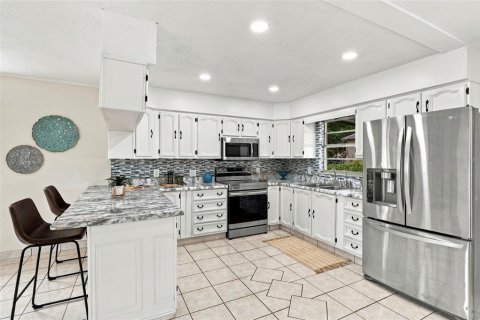 House in Tampa, Florida 3 bedrooms, 115.94 sq.m. № 2393821 - photo 6
