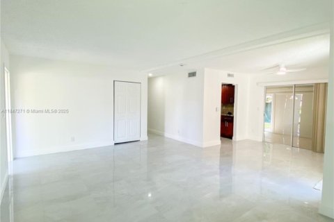 Casa en venta en Tamarac, Florida, 3 dormitorios, 173.82 m2 № 1848391 - foto 3