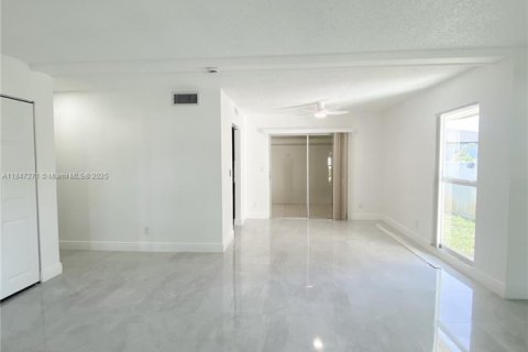 Casa en venta en Tamarac, Florida, 3 dormitorios, 173.82 m2 № 1848391 - foto 7