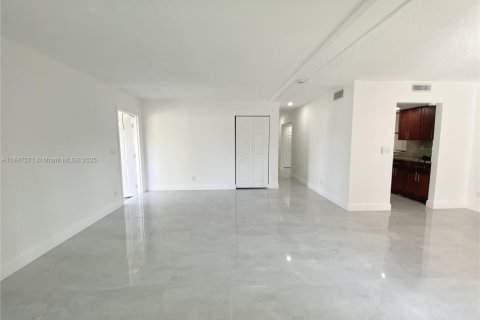Casa en venta en Tamarac, Florida, 3 dormitorios, 173.82 m2 № 1848391 - foto 5