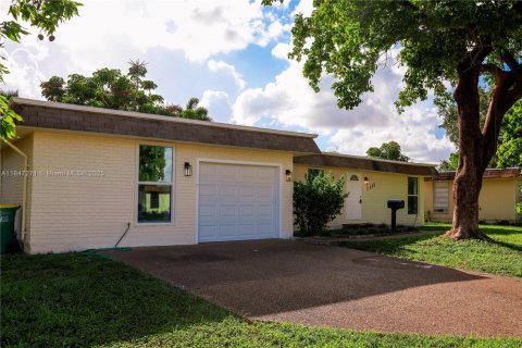 Casa en venta en Tamarac, Florida, 3 dormitorios, 173.82 m2 № 1848391 - foto 1