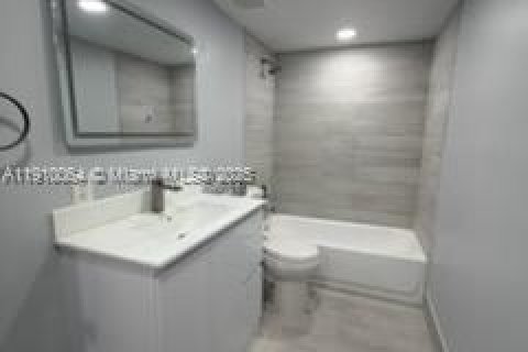 Condo in Hialeah, Florida, 3 bedrooms  № 2015775 - photo 9