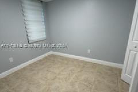 Condo in Hialeah, Florida, 3 bedrooms  № 2015775 - photo 12