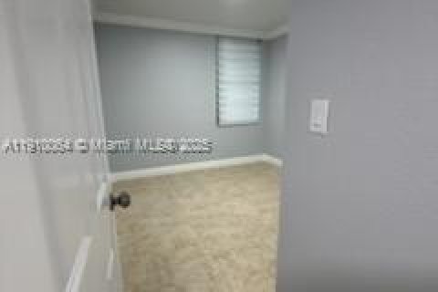 Condo in Hialeah, Florida, 3 bedrooms  № 2015775 - photo 11