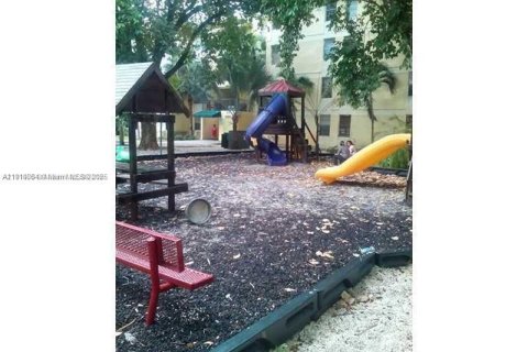 Condo in Hialeah, Florida, 3 bedrooms  № 2015775 - photo 17