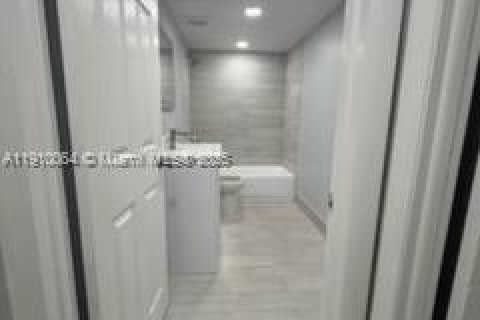 Condo in Hialeah, Florida, 3 bedrooms  № 2015775 - photo 10