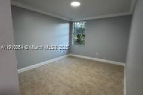 Condo in Hialeah, Florida, 3 bedrooms  № 2015775 - photo 15