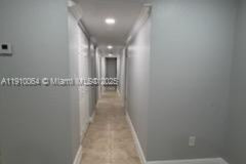 Condo in Hialeah, Florida, 3 bedrooms  № 2015775 - photo 8