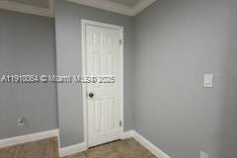 Condo in Hialeah, Florida, 3 bedrooms  № 2015775 - photo 13