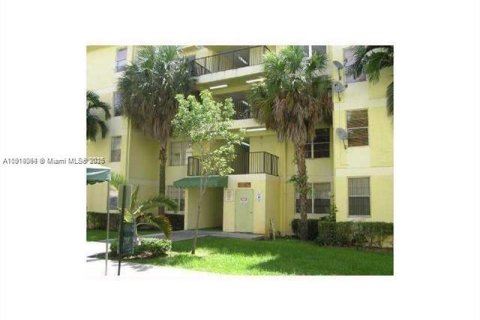 Condo in Hialeah, Florida, 3 bedrooms  № 2015775 - photo 16
