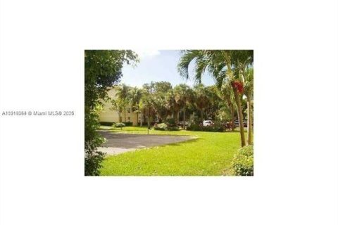 Condo in Hialeah, Florida, 3 bedrooms  № 2015775 - photo 18