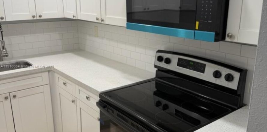 Condo in Hialeah, Florida, 3 bedrooms  № 2015775