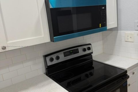 Condo in Hialeah, Florida, 3 bedrooms  № 2015775 - photo 6