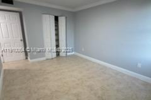 Condo in Hialeah, Florida, 3 bedrooms  № 2015775 - photo 19