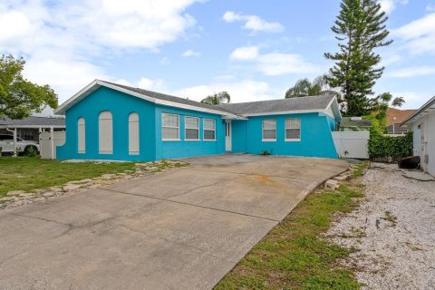 House in Tarpon Springs, Florida 3 bedrooms, 142.7 sq.m. № 1843596 - photo 3