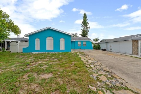 House in Tarpon Springs, Florida 3 bedrooms, 142.7 sq.m. № 1843596 - photo 2