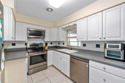 House in Tarpon Springs, Florida 3 bedrooms, 142.7 sq.m. № 1843596 - photo 4