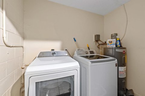 House in Tarpon Springs, Florida 3 bedrooms, 142.7 sq.m. № 1843596 - photo 12