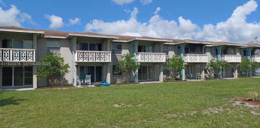 Propiedad comercial en Sebring, Florida № 2082893