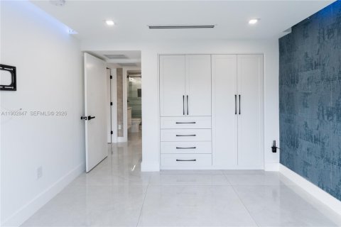 Villa ou maison à vendre à Hollywood, Floride: 5 chambres, 220.46 m2 № 2146411 - photo 28