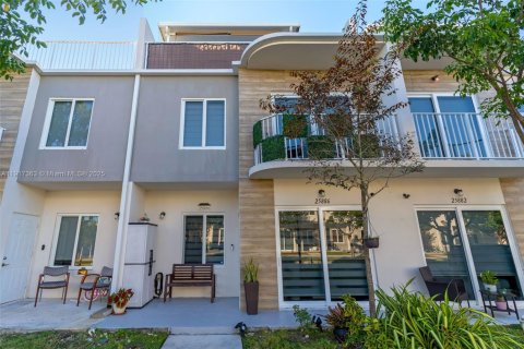 Adosado en venta en Homestead, Florida, 4 dormitorios, 129.88 m2 № 1973501 - foto 1