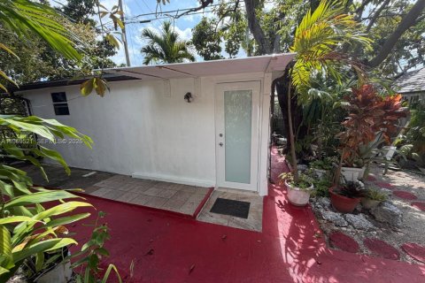 Propiedad comercial en Miami, Florida 1 dormitorio, 202.9 m2 № 2030609