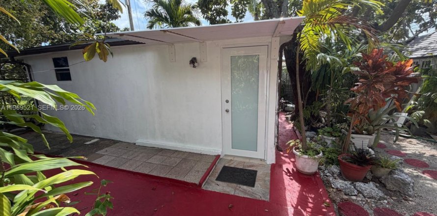 Propiedad comercial en Miami, Florida 1 dormitorio, 202.9 m2 № 2030609